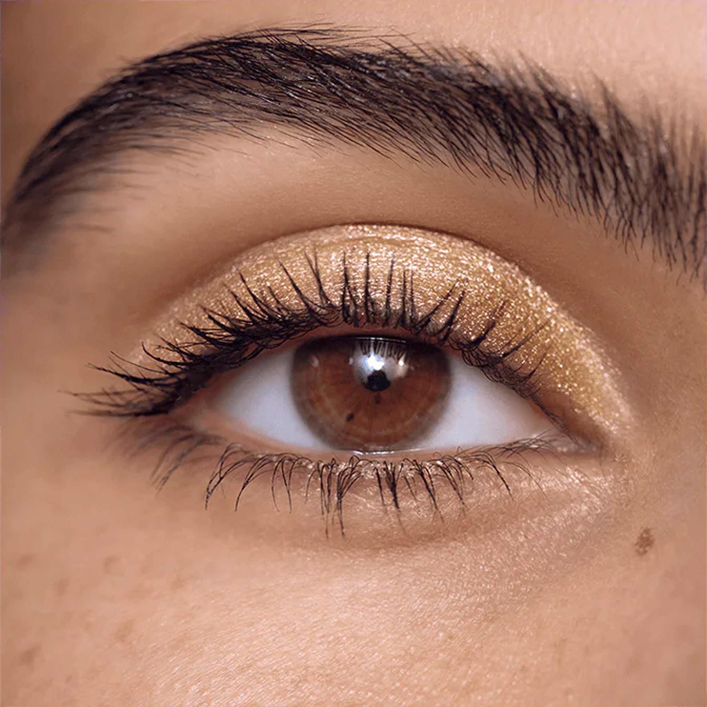 Shimmery gold Eyeshadow on zoomed in Eyelid