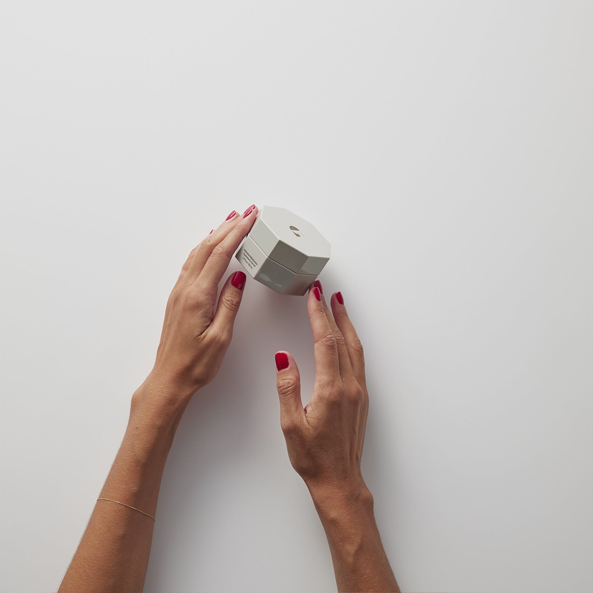 A GIF of Eighth Day The Intensive Moisturiser