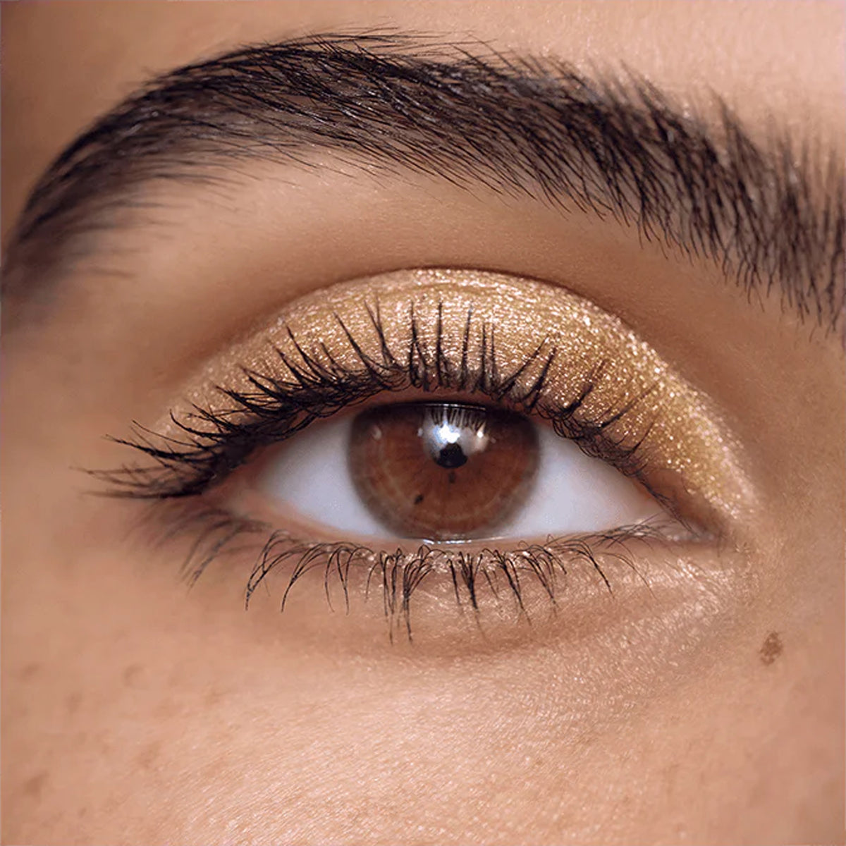 Shimmery gold Eyeshadow on zoomed in Eyelid